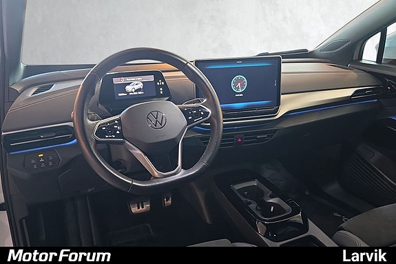 Førermiljø med digitalt dashbord og brukervennlig touchskjerm.