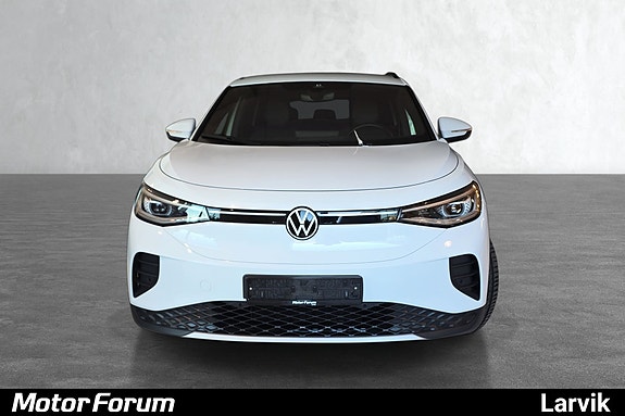 Moderne front med slanke LED-lykter og stilrent design.