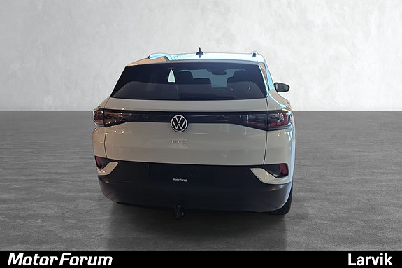 Ren bakende med Volkswagen-merke og stilige LED-baklys.