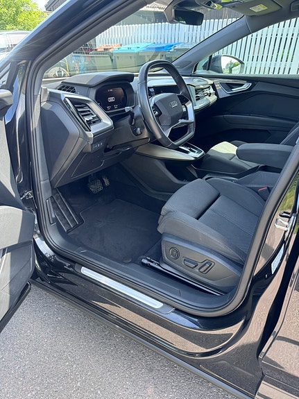 Audi Q4 e-tron 4 of 5