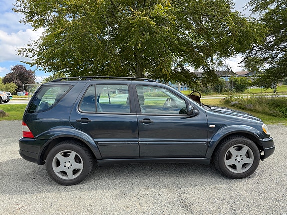 Mercedes-Benz ML55 2 of 5