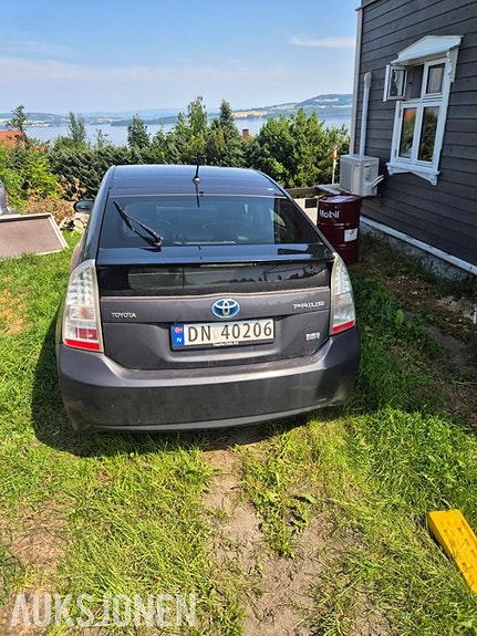 Toyota Prius 3 of 5