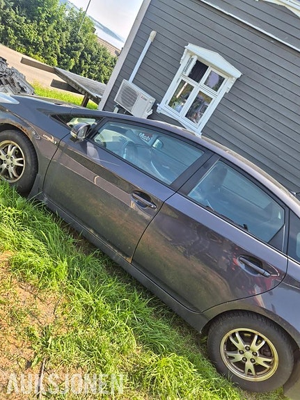 Toyota Prius 4 of 5