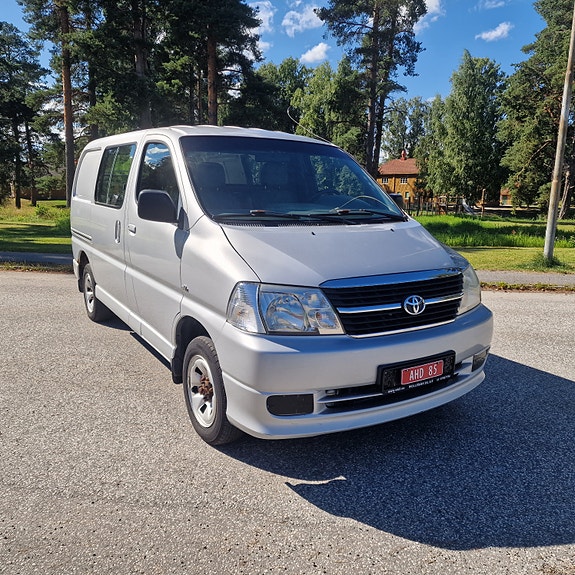 Toyota HiAce 2 of 5