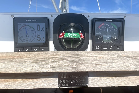 Hallberg Rassy 342 – Velholdt kvalitetsbåt med oppgradert elektronikk – GI BUD 14 of 30