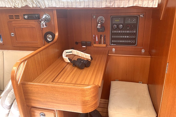 Hallberg Rassy 342 – Velholdt kvalitetsbåt med oppgradert elektronikk – GI BUD 22 of 30