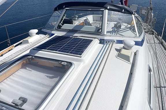 Hallberg Rassy 342 – Velholdt kvalitetsbåt med oppgradert elektronikk – GI BUD 10 of 30