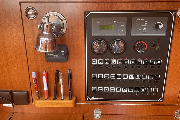Hallberg Rassy 342 – Velholdt kvalitetsbåt med oppgradert elektronikk – GI BUD 23 of 30
