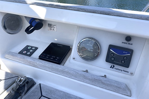 Hallberg Rassy 342 – Velholdt kvalitetsbåt med oppgradert elektronikk – GI BUD 15 of 30