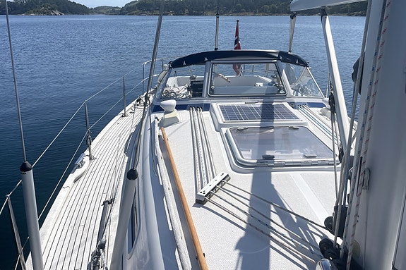 Hallberg Rassy 342 – Velholdt kvalitetsbåt med oppgradert elektronikk – GI BUD 9 of 30