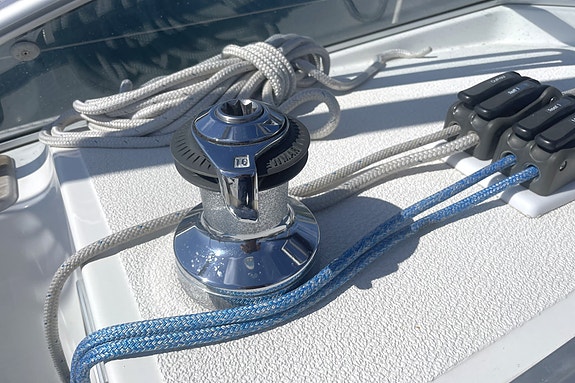 Hallberg Rassy 342 – Velholdt kvalitetsbåt med oppgradert elektronikk – GI BUD 17 of 30