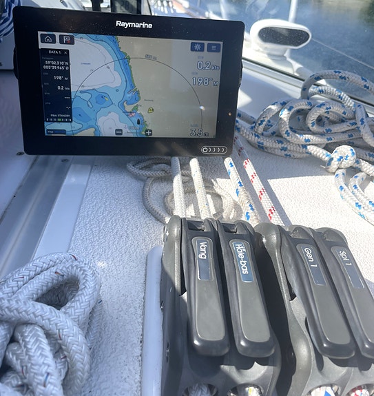 Hallberg Rassy 342 – Velholdt kvalitetsbåt med oppgradert elektronikk – GI BUD 13 of 30