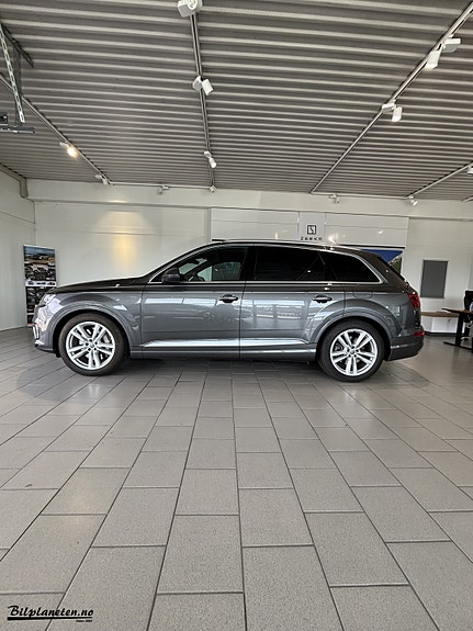 Audi Q7 2 of 5