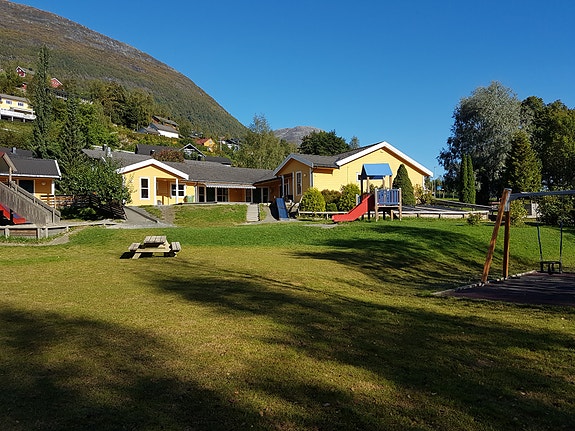 Stryn Bedriftsbarnehage har facebook side. Ta gjerne ein titt om du er interessert.