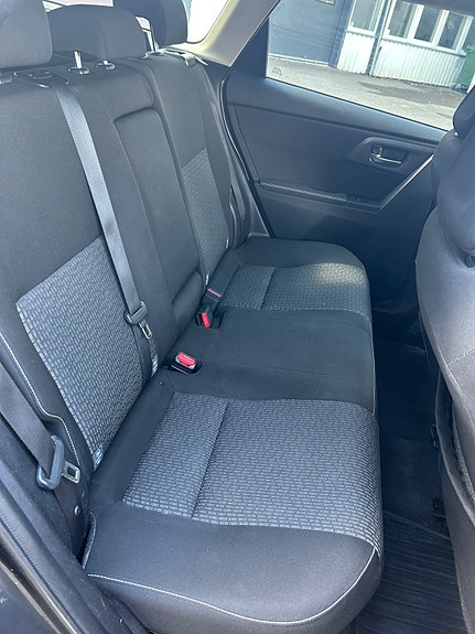 Toyota Auris 10 of 17