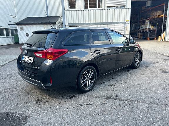 Toyota Auris 7 of 17