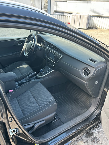 Toyota Auris 8 of 17