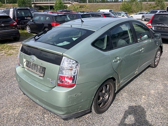 Toyota Prius 4 of 5