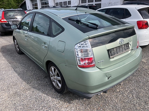 Toyota Prius 3 of 5