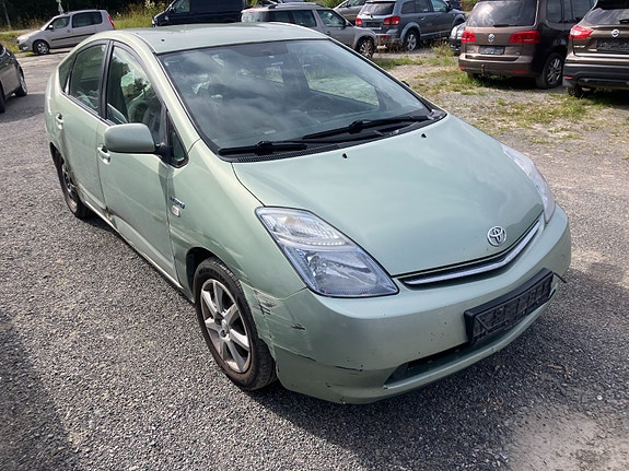 Toyota Prius 2 of 5