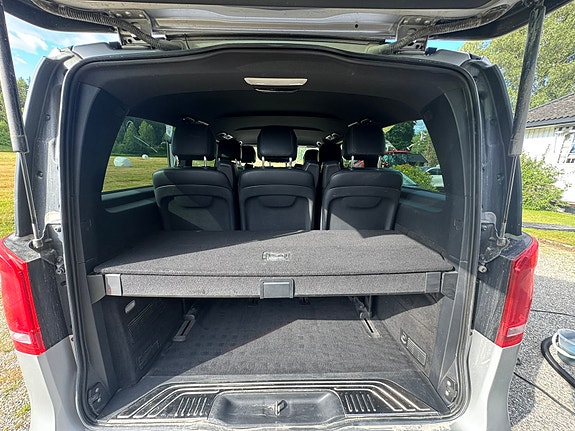 Mercedes-Benz V250 3 of 5