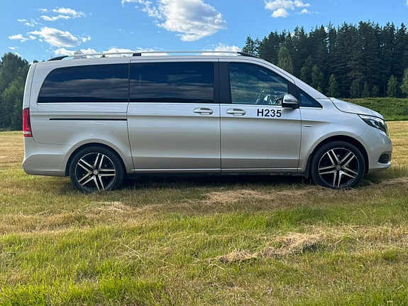 Mercedes-Benz V250 2 of 5