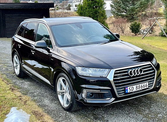 Audi Q7 2 of 5