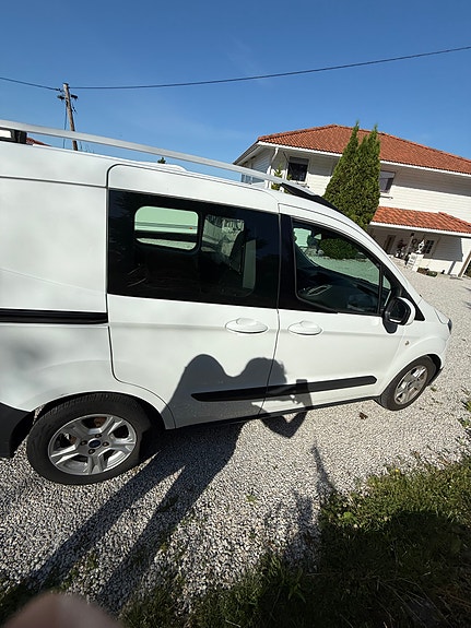 Ford Transit Courier 3 of 5