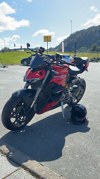 Ducati Streetfighter V2 6 of 11