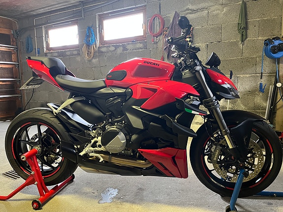 Ducati Streetfighter V2 5 of 11