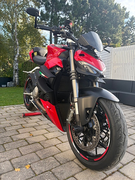 Ducati Streetfighter V2 9 of 11