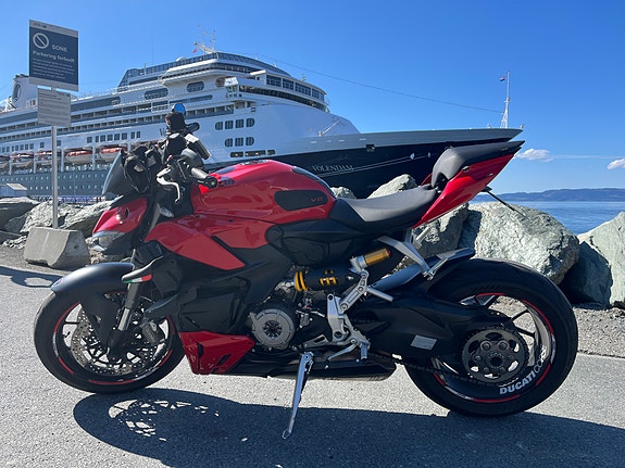 Ducati Streetfighter V2 3 of 11