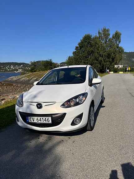 Mazda 2 4 of 5