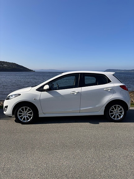 Mazda 2 3 of 5