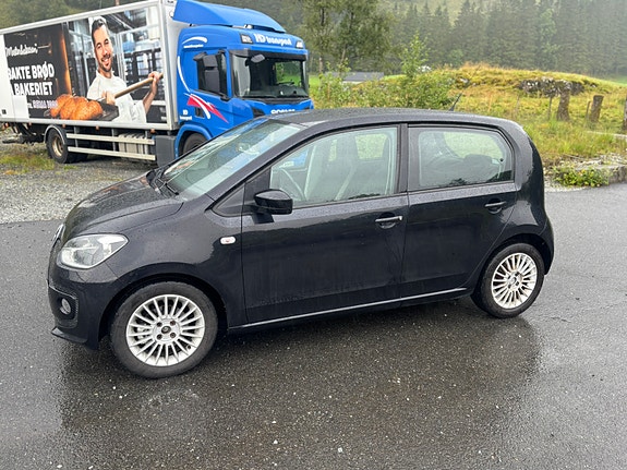 Volkswagen UP! 2 of 5