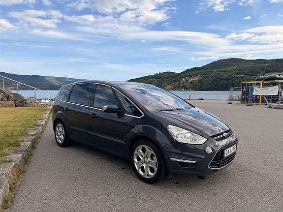 Ford S-MAX 8 of 24