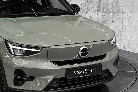 Volvo XC40 2 of 30