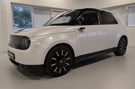 Honda e 2 of 5