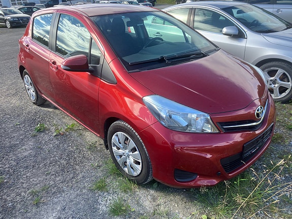 Toyota Yaris 2 of 5