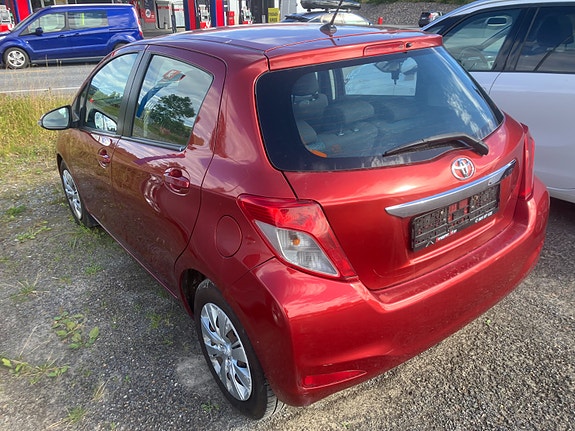 Toyota Yaris 3 of 5