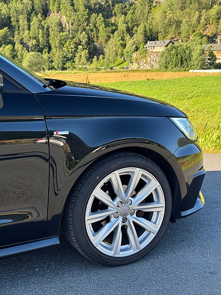Audi A1 3 of 17