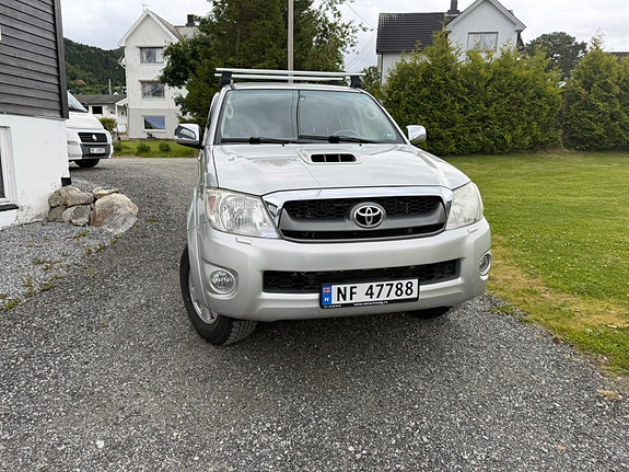 Toyota HiLux 2 of 9