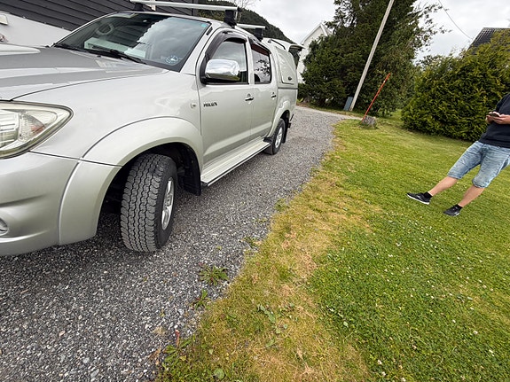 Toyota HiLux 3 of 9