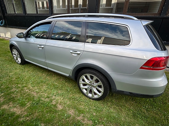 Volkswagen Passat Alltrack 3 of 5