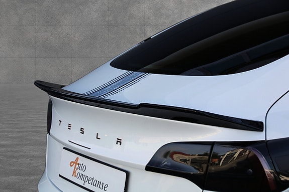 Tesla Model 3 4 of 5