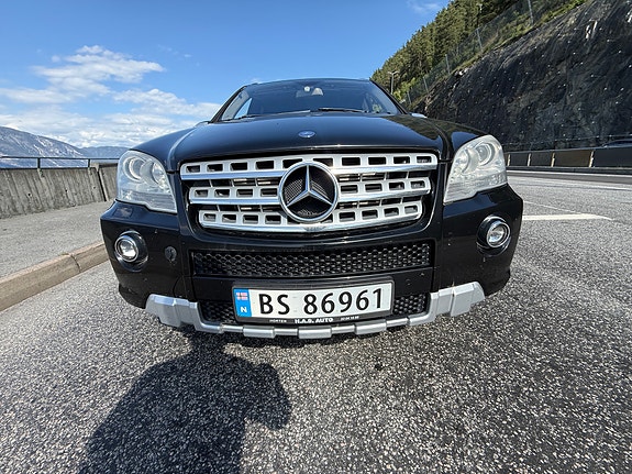 Mercedes-Benz ML450 2 of 5
