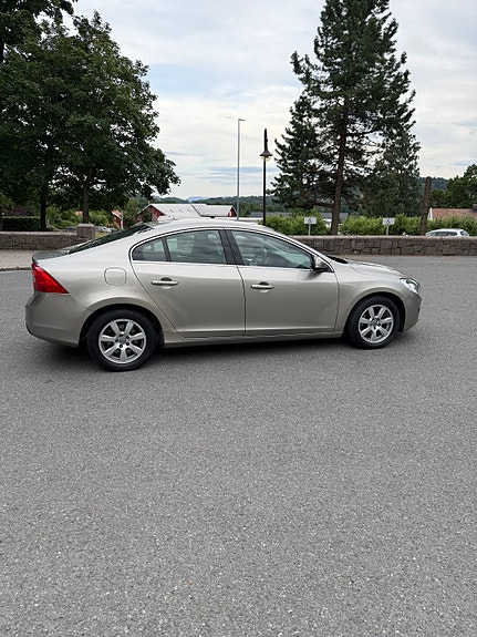 Volvo S60 4 of 5