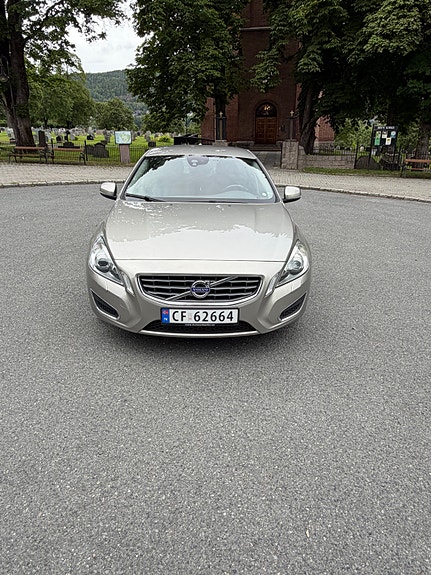 Volvo S60 2 of 5