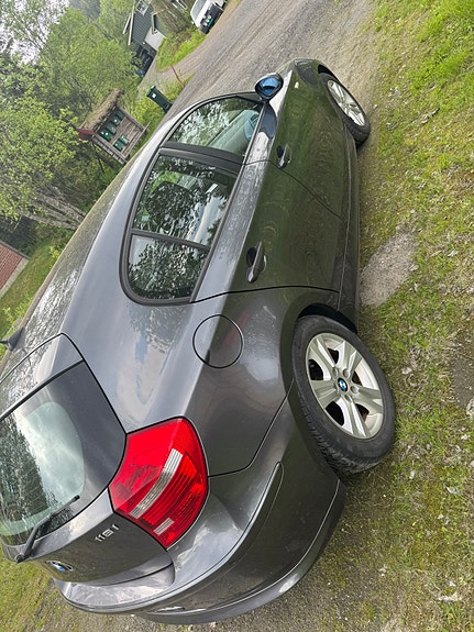 BMW 118i 3 of 5