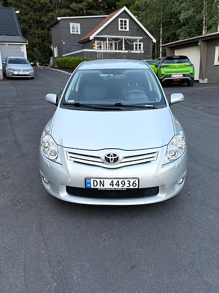 Toyota Auris 4 of 5